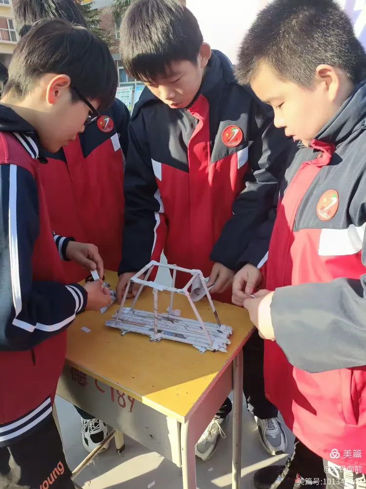 将一张张单薄的报纸变成了一座座承载惊人的纸桥